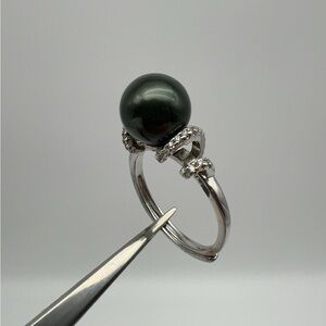 Elegant Silver and Black Tahitian Pearl Ring